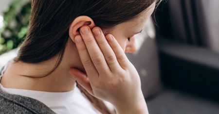 "Niegroźny" szum w uszach? Sygnał niedoborów, zaburzeń krążenia
