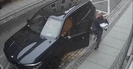 Szedł ulicą i łapał za klamki. Trafił na otwarte BMW. Wszystko się nagrało