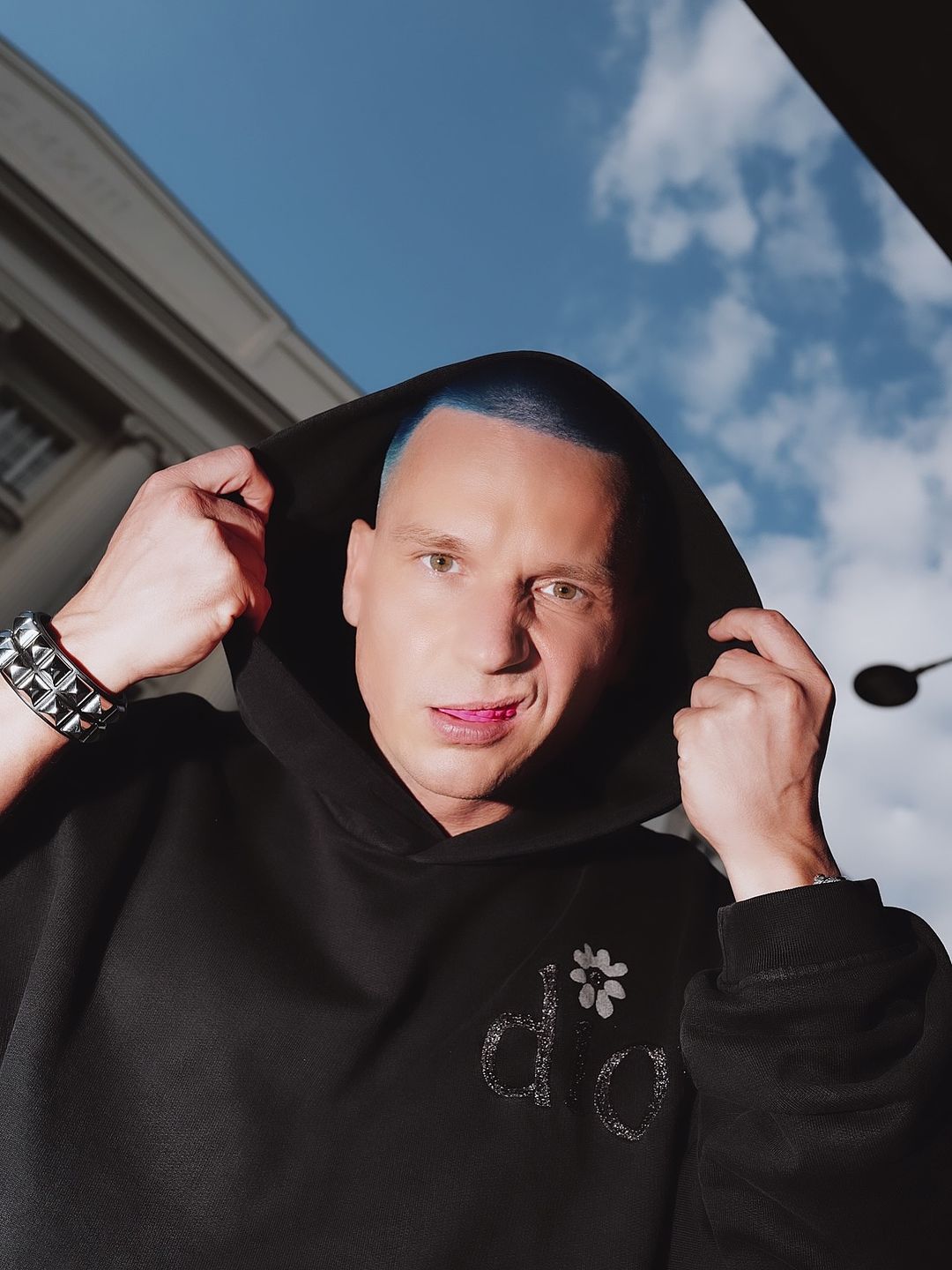 Bart Pniewski w niebieskich włosach