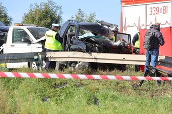 Wypadek na podwrocławskim odcinku autostrady A4. Ciężarówka zderzyła się z busem. Laweta leży w poprzek jezdni. Droga zablokowana