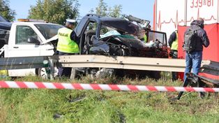 Wypadek na podwrocławskim odcinku autostrady A4. Ciężarówka zderzyła się z busem. Laweta leży w poprzek jezdni. Droga zablokowana