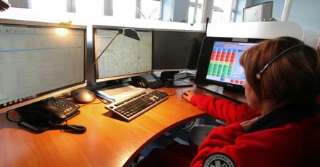 Pracuje jako dyspozytorka w szpitalu. Od jej decyzji zależy ludzkie życie