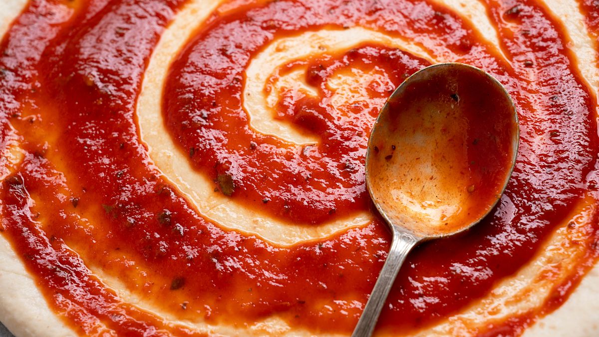 Sos pomidorowy do pizzy podkręć tym dodatkiem