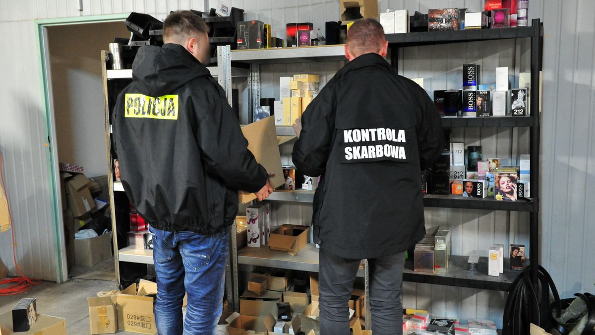 Podr�bki
Marcin Bielecki
hugo boss, hurtownia, kontrola skarbowa, magazyn, nielegalna, nielegalny, nielegalny towar, pieni�dze, podr�bka, Podr�bki, policja, policjant, przest�pstwo, pud�a pude�ka, skarb�wka, wpadka