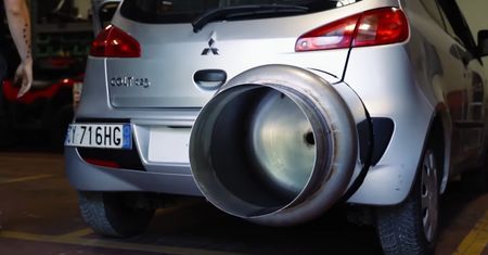 To auto ma wydech jak samolot odrzutowy. I jest tak samo głośne