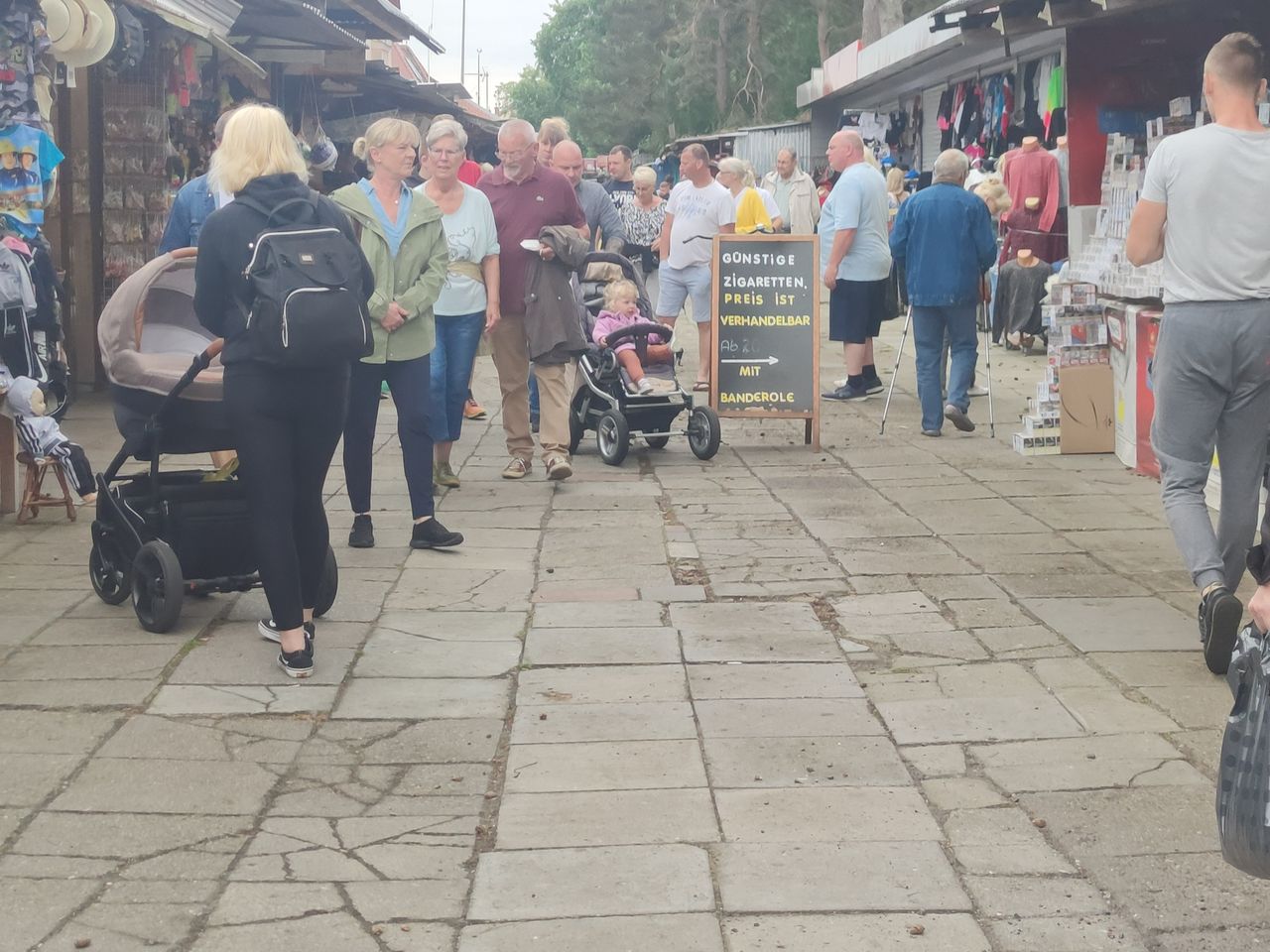 Bydgoszcz: KAS przechwyciła ponad 34 tysiące nielegalnych papierosów na targowiskach