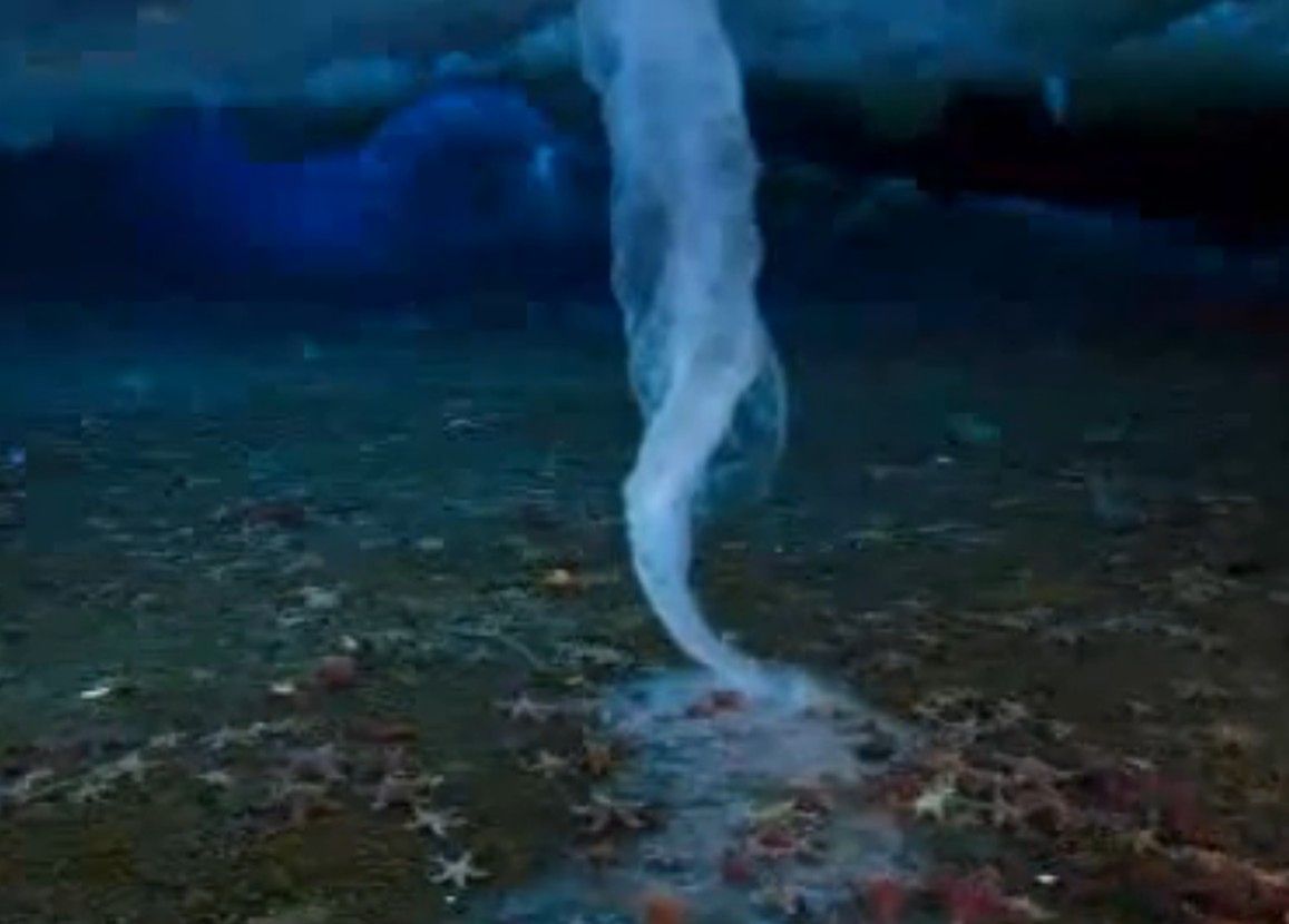 Wiedzieliście, że pod wodą powstają zabójcze lodowe tornada? [wideo]