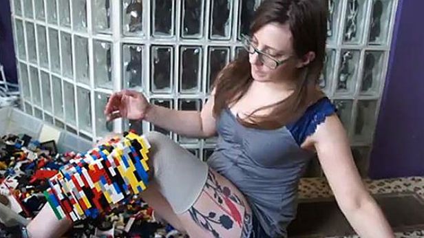 Wideo dnia: niesamowita kolorowa proteza nogi zrobiona z klocków LEGO 1