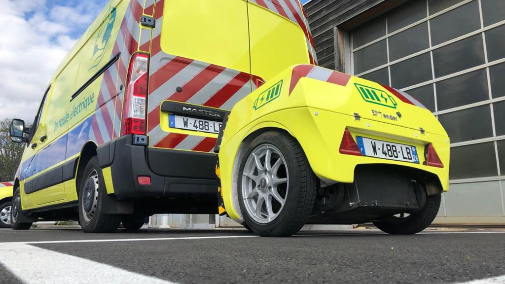 Przyczepka ma aluminiowe felgi, co pozwala zmniejszyć masę nieresorowaną