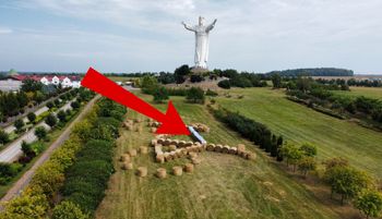 Tuż obok figury Chrystusa. Taki widok w polu. Ujęcia ze Świebodzina