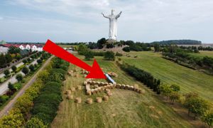 Tuż obok figury Chrystusa. Taki widok w polu. Ujęcia ze Świebodzina