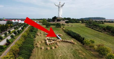 Tuż obok figury Chrystusa. Taki widok w polu. Ujęcia ze Świebodzina