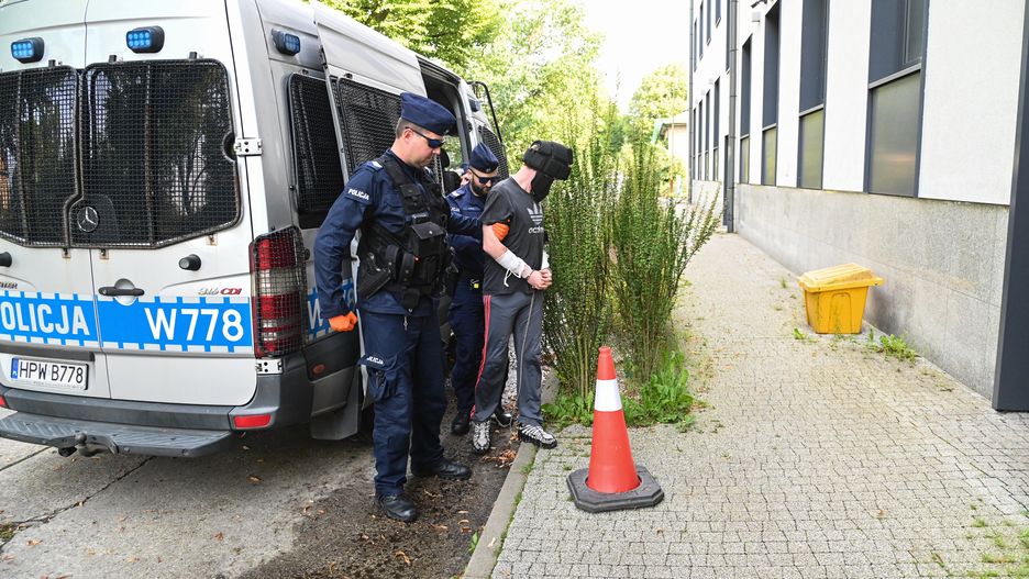 Szczecin, 05.08.2025. Jeden z dwóch podejrzanych o zabójstwo mężczyzny w Policach doprowadzany do Prokuratury Rejonowej Szczecin Zachód, 5 bm. Dwaj 23-latkowie w niedzielę mieli uczestniczyć w bójce, w wyniku której od ciosów nożem zginął 29-letni mężczyzna. (sko) PAP/Marcin Bielecki ***Do tego materiału zdjęciowego dostępna jest również depesza w systemie CSI, pt.: Zachodniopomorskie/ Zatrzymano sprawców podejrzanych o zabójstwo w Policach***