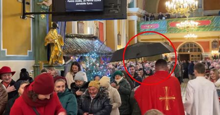 Ksiądz chronił się parasolem podczas mszy. Do sieci trafił film