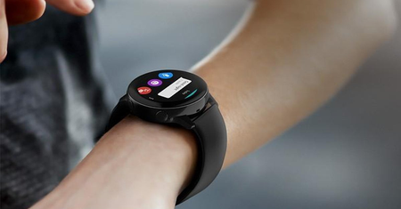 OnePlus Watch na zdjęciu promocyjnym. Wygląda znajomo