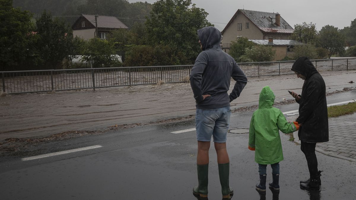 PISECNA, CZECH REPUBLIC - SEPTEMBER 14: People watch the rising waters of the river Bela during heavy rain on September 14, 2024 in Pisecna, Czech Republic.There have been extreme weather and flood warnings as heavy rainfall sweeps the Czech Republic, Poland, Germany, Austria and Slovakia. (Photo by Gabriel Kuchta/Getty Images)