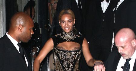 Beyonce w za małej sukni! (WIDEO)