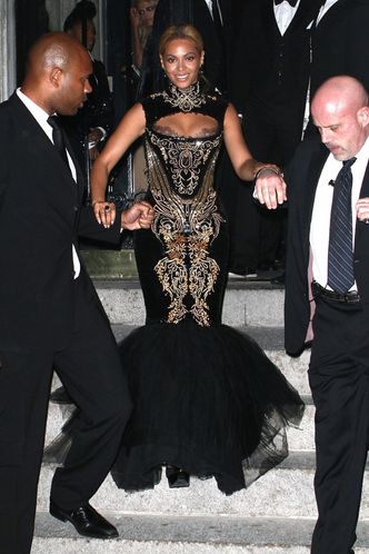 Beyonce w za małej sukni! (WIDEO)