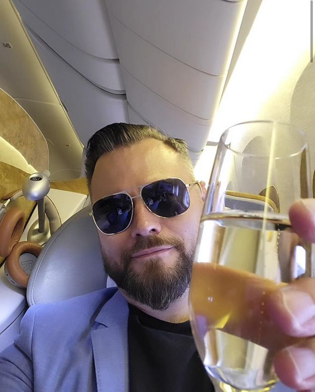 Krzysztof Stanowski chwali się zdjęciem z wypadu na drinka z Caroline Derpienski. Fani powątpiewają w obiektywizm dziennikarza