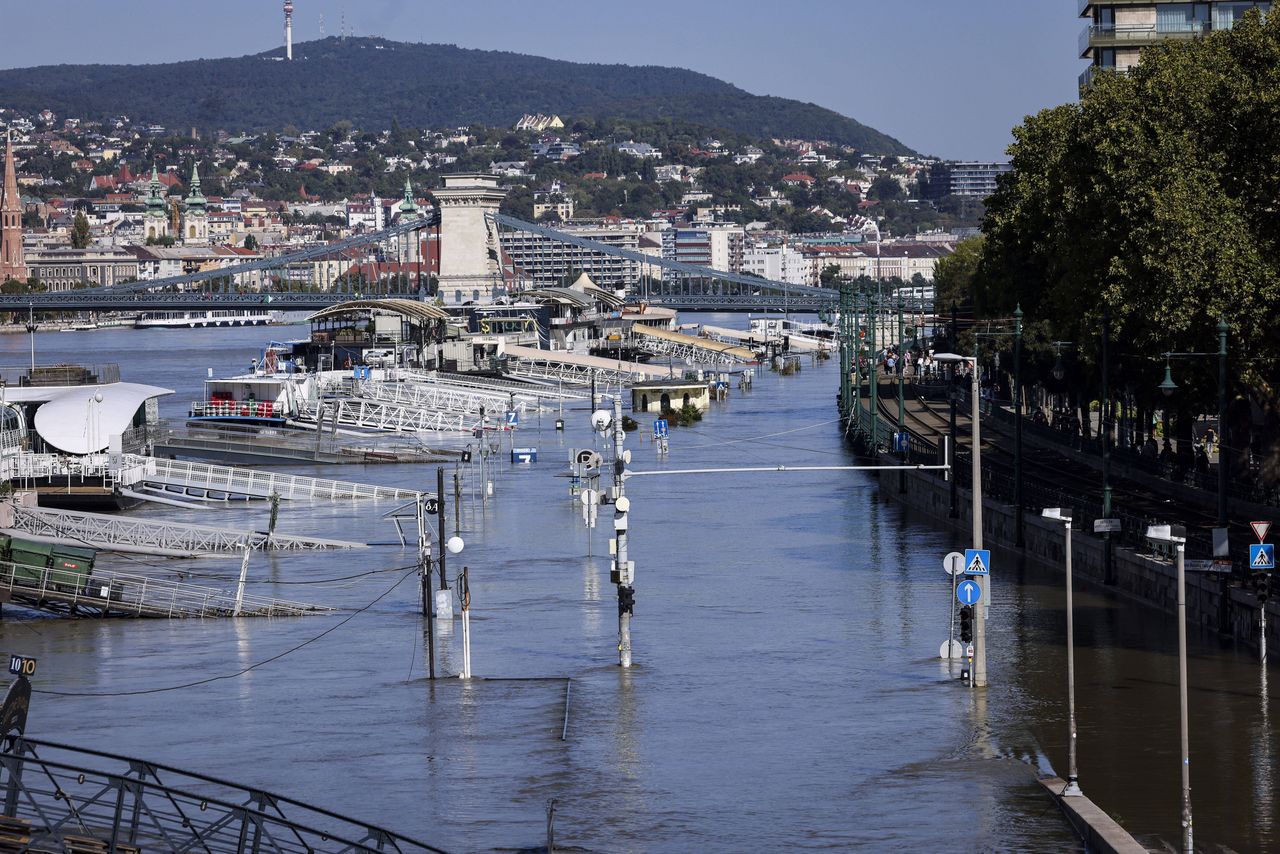 Danube peaks in southern Hungary as flood defences hold firm