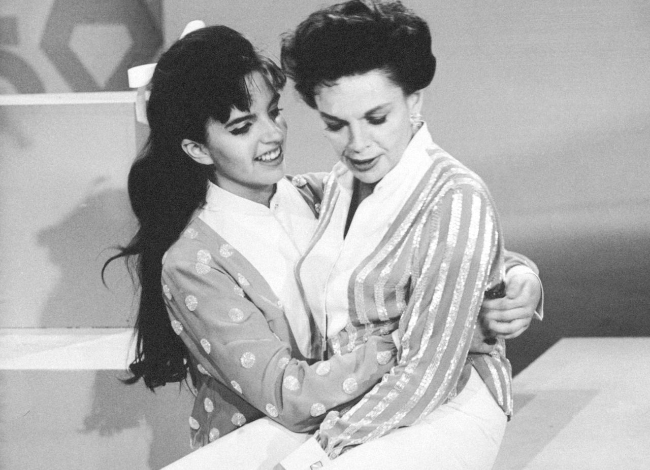 Wstrząsające wspomnienia gwiazdy. "W wieku 13 lat byłam opiekunką mojej matki"