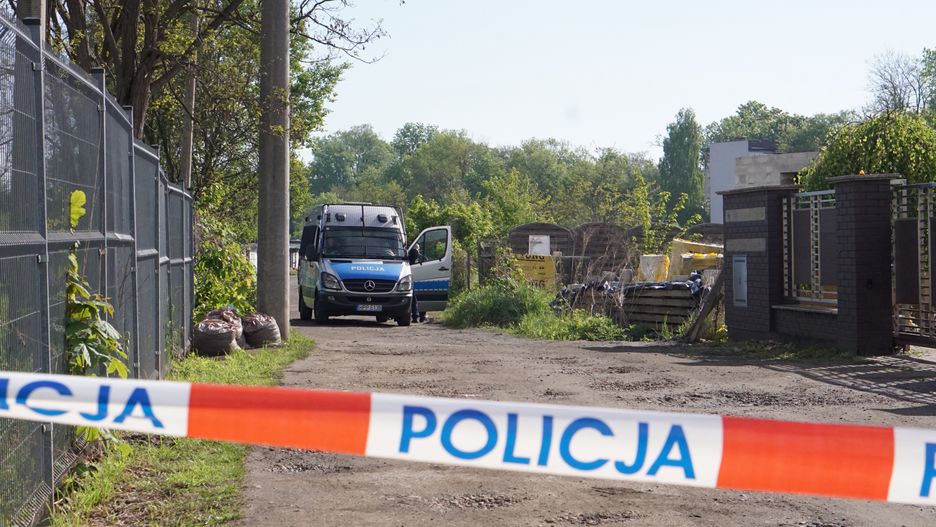 Na posesji w Sosnowcu, gdzie znaleziono ciało chłopca wciąż pracuje policja