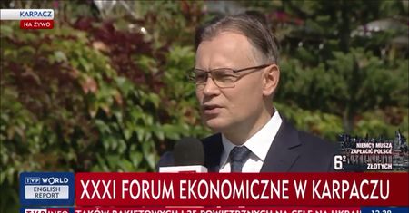 Lawina drwin z TVP Info. Wystarczy spojrzeć w prawy dolny róg ekranu