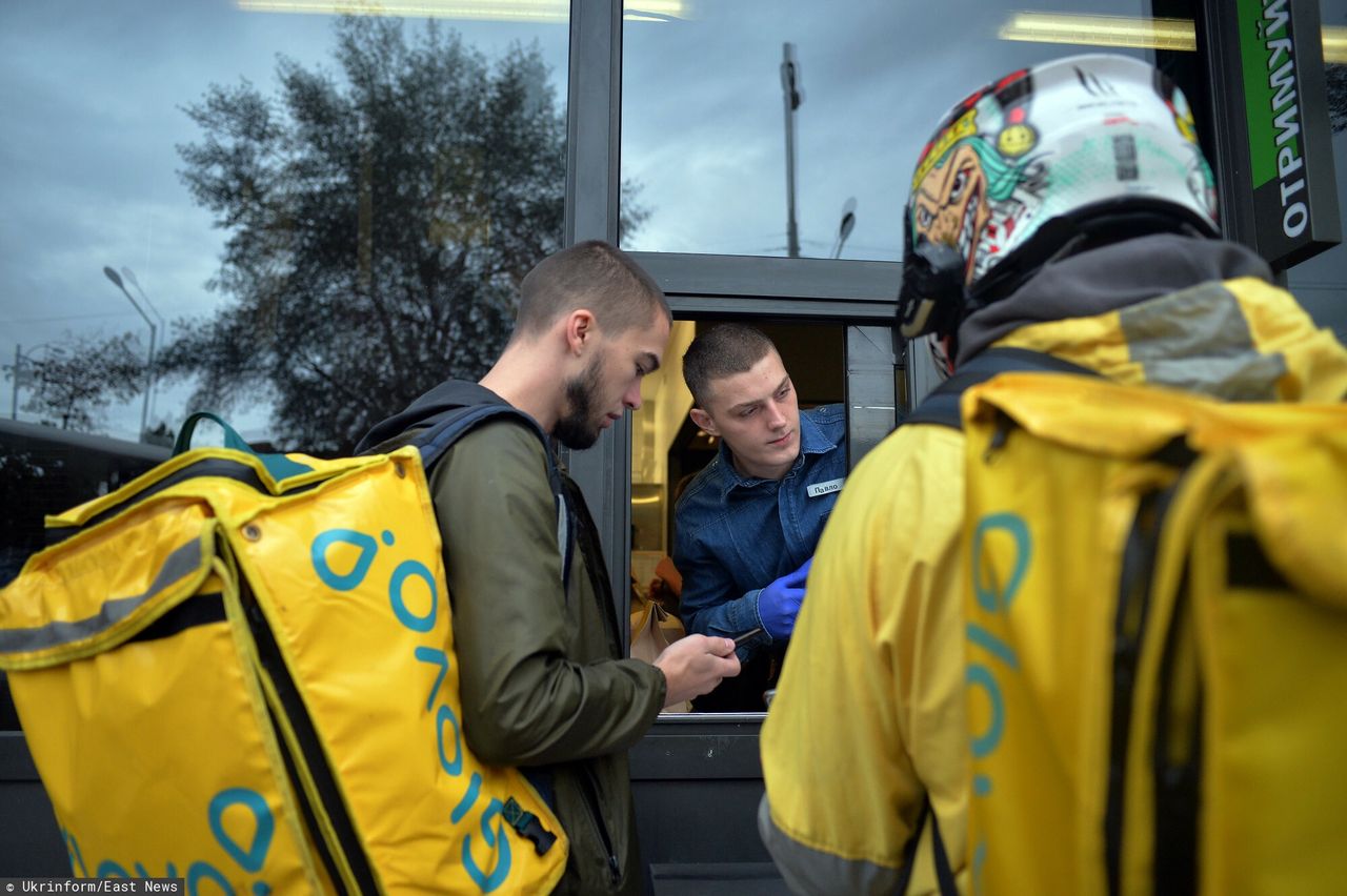 Opłata za dostawę w deszcz. UOKiK stawia zarzuty Glovo