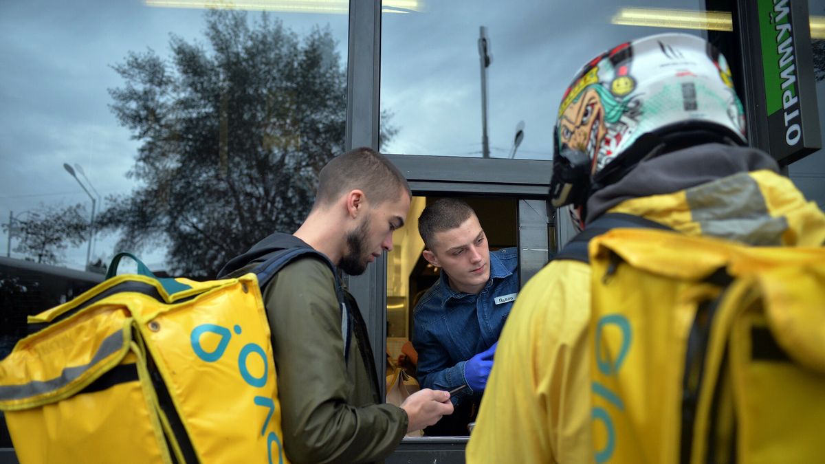 Trzy restauracje McDonald's ponownie otwieraj? si? w Kijowie
KYIV, UKRAINE - SEPTEMBER 20, 2022 - Meal delivery men queue to pick up orders outside the McDonald?s restaurant at 2a Haharina Avenue as three restaurants of the American-based multinational fast food chain situated in the left-bank part of the Ukrainian capital have reopened after the start of the Russian invasion to operate through delivery, Kyiv, capital of Ukraine.
Evgen Kotenko