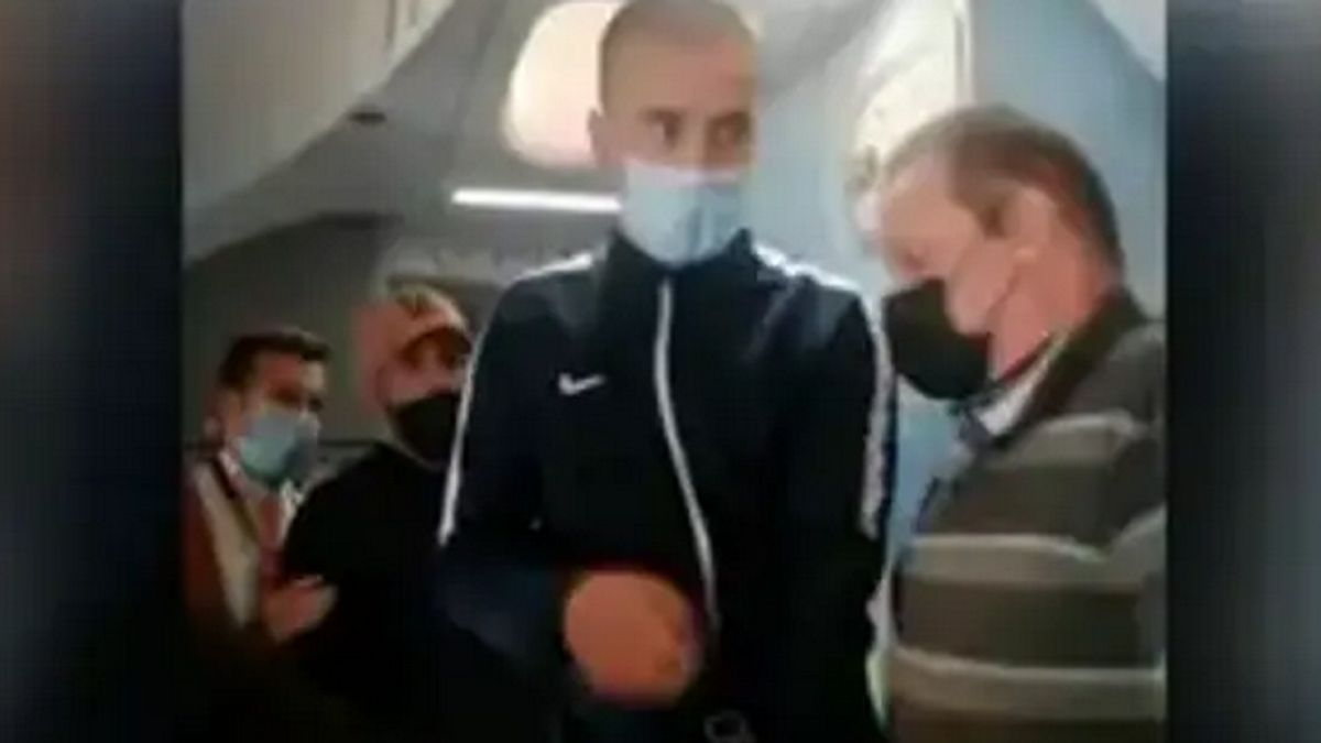 Mężczyzna został obezwładniony z pomocą innych pasażerów.