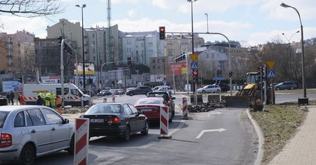 Kolejne dni utrudnień dla kierowców na skrzyżowaniu al. Solidarności z ul. Prusa