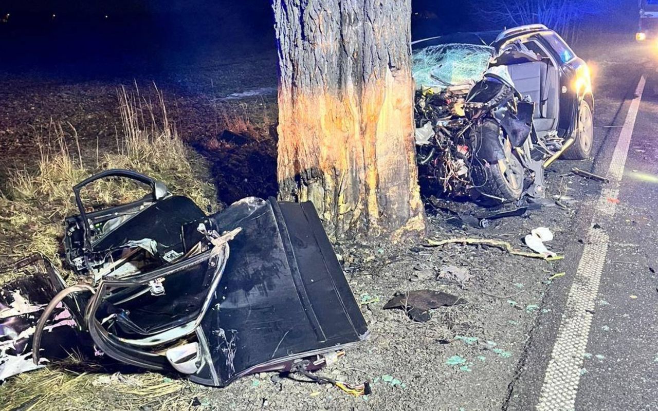 Tragedia nad ranem. Audi roztrzaskało się na drzewie