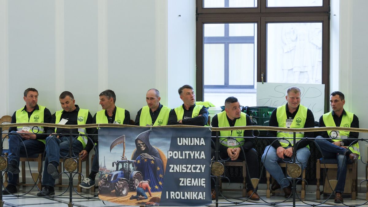 Rolnicy ze Związku Rolniczego "Orka" na korytarzu Sejmu w Warszawie