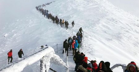 Śnieżka oblegana w słoneczne zimowe weekendy. "Jest skazana na popularność"