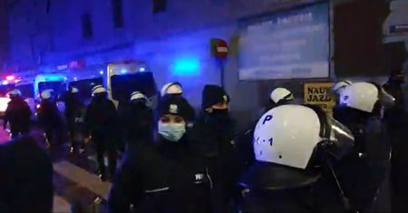 Szarpanina w Rybniku. Przed klubem padły strzały ostrzegawcze, użyto granatów