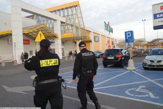 Nowe obostrzenia. Policja wchodzi do sklepów