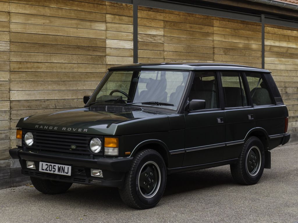 Zwieńczeniem historii Range Rovera pierwszej generacji była wersja Classic, produkowana równolegle z następcą. Rozpoznamy ją po szerokich zderzakach z tworzyw sztucznych oraz w najmłodszych egzemplarzach po wnętrzu podobnym do tego z Discovery i Range Rovera drugiej generacji