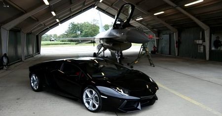 Nic dodać, nic ująć: Lamborghini Aventador vs F-16 Fighting Falcon [wideo]