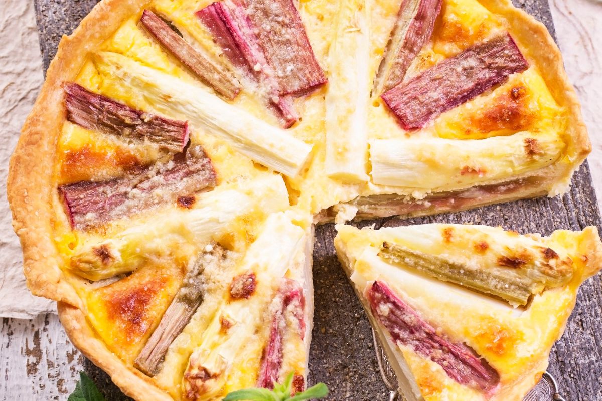 Tarta z rabarbadem i szparagami to symbol pełnej wiosny