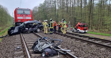 Pasażerowie nie mieli szans. Auto wjechało pod pociąg w Niemczech