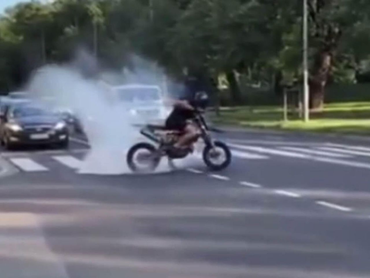Poznań: Niebezpieczne popisy motocyklisty. Teraz szuka go policja