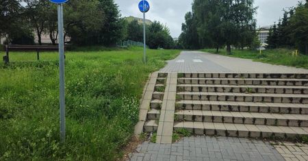 Rowerowy absurd w Lublinie. Ścieżka rowerowa „pełna schodów”