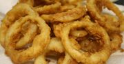 Przepis na domowe krążki cebulowe. Idealna przekąska na mecz
