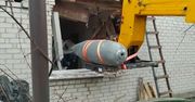 Ogromny niewybuch w domu. Nagranie z wyciągania rosyjskiej bomby w Czernihowie
