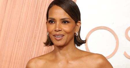 Oscary 2025. Halle Berry wkroczyła w lustrzanej sukni. Flesz zrobił swoje