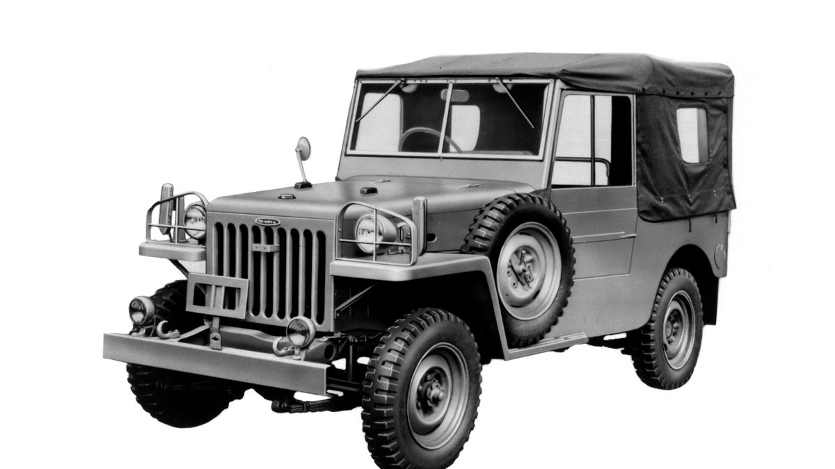 Wszystko rozpoczęło się niedługo po II Wojnie Światowej, gdy japońskie służby złożyły zamówienie na pojazd podobny do Willysa. Japończycy znali przodka Jeepa ponieważ Amerykanie stacjonowali w tym rejonie, w którym brali udział w działaniach wojennych związanych z konfliktem pomiędzy Koreą Północną a Południową.