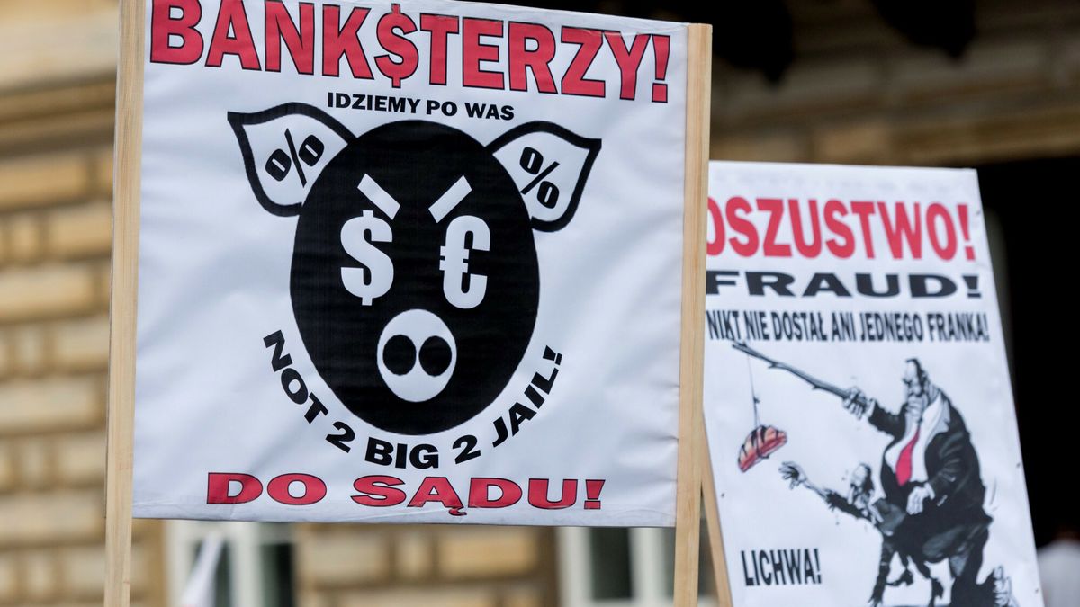 Protest frankowicz�w
PHOTO: PIOTR BLAWICKI / EAST NEWS   WARSZAWA    PROTEST FRANKOWICZOW   5 TYSIECY OSOB WZIELO UDZIAL W MANIFESTACJI OSOB Z KREDYTEM MIESZKANIOWYM WE FRANKACH SZWAJCARSKICH. MANIFA ROZPOCZELA SIE POD PALACEM PREZYDENCKIM NASTEPNIE KILKA TYSIECY OSOB PRZESZLO KRAKOWSKIM PRZEDMIESCIEM POD BANK NBP I MINISTERSTWO FINANSOW. PO DRODZE NA DRZWIACH KAZDEGO Z BANKOW PRZYKLEJANO PRAWOMOCNY WYROK POLSKIEGO SADU UNIEWAZNIAJACY KLAUZULE ROZLICZANIA KREDYTU POPRZEZ INDEKSOWANIE GO WE FRANKU SZWAJCARSKIM  MA POCZATKU MANIFESTACJI SZEDL MEZCZYZNA PRZEBRANY ZA GRUBEGO BANKIERA KTORY CIAGNAL NA LANCUCHU DZIECI PRZYKUTE DO KREDYTU  28 / 02 / 2015
BLAWICKI PIOTR