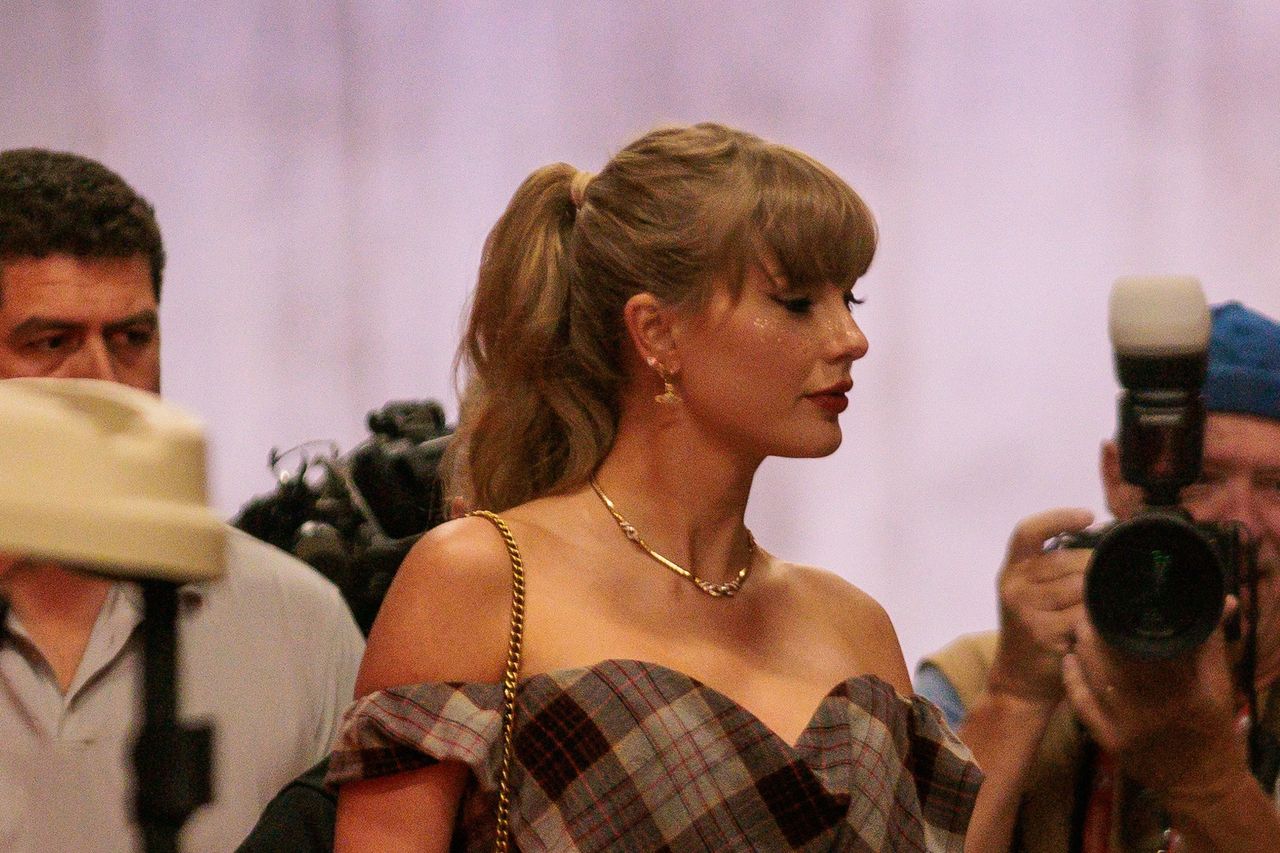 KANSAS CITY, MO - OCTOBER 07: Pop star Taylor Swift enters the stadium for the game between the Kansas City Chiefs and the New Orleans Saints on October 7th, 2024 at GEHA field Arrowhead Stadium in Kansas City, Missouri. (Photo by William Purnell/Icon Sportswire via Getty Images)