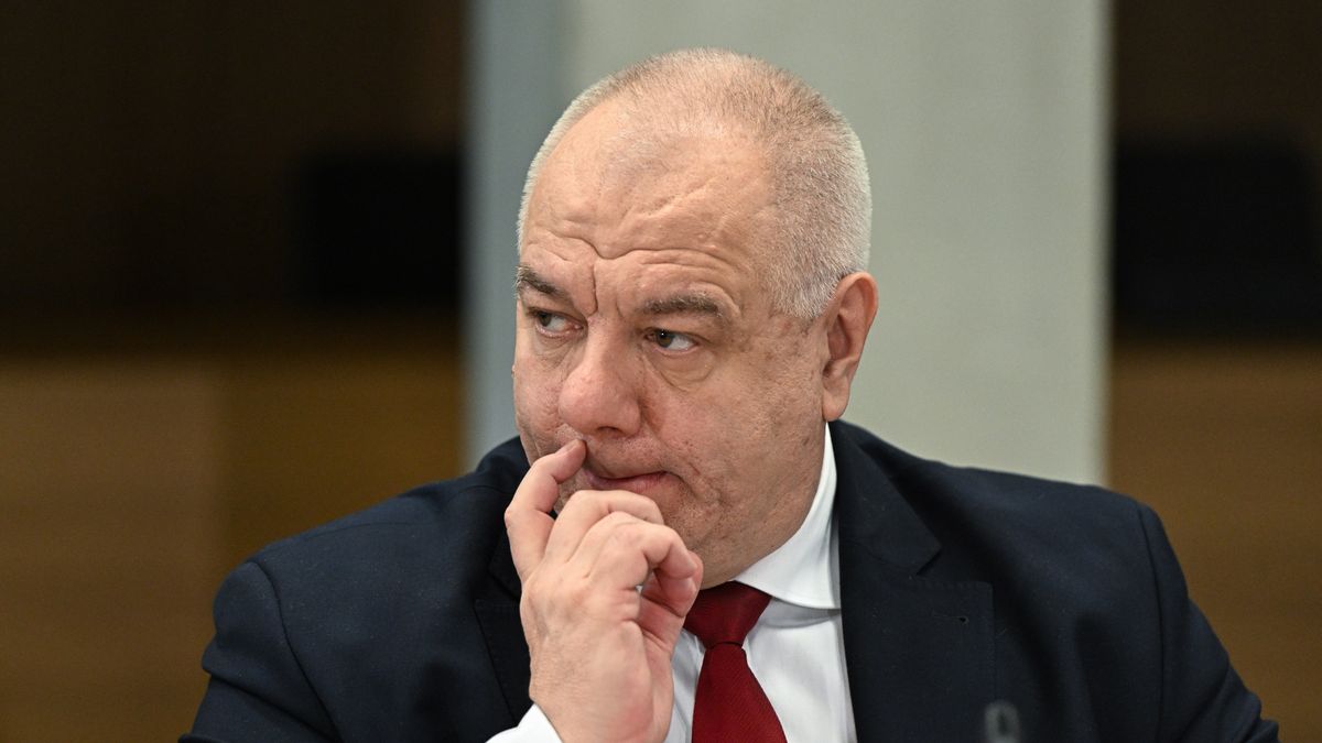 Warszawa, 24.01.2024. Były minister aktywów państowych Jacek Sasin podczas przesłuchania na posiedzeniu sejmowej komisji śledczej do zbadania legalności, prawidłowości oraz celowości działań podjętych w celu przygotowania i przeprowadzenia wyborów Prezydenta Rzeczypospolitej Polskiej w 2020 r. w formie głosowania korespondencyjnego, 24 bm. w Sejmie w Warszawie. (ad) PAP/Radek Pietruszka