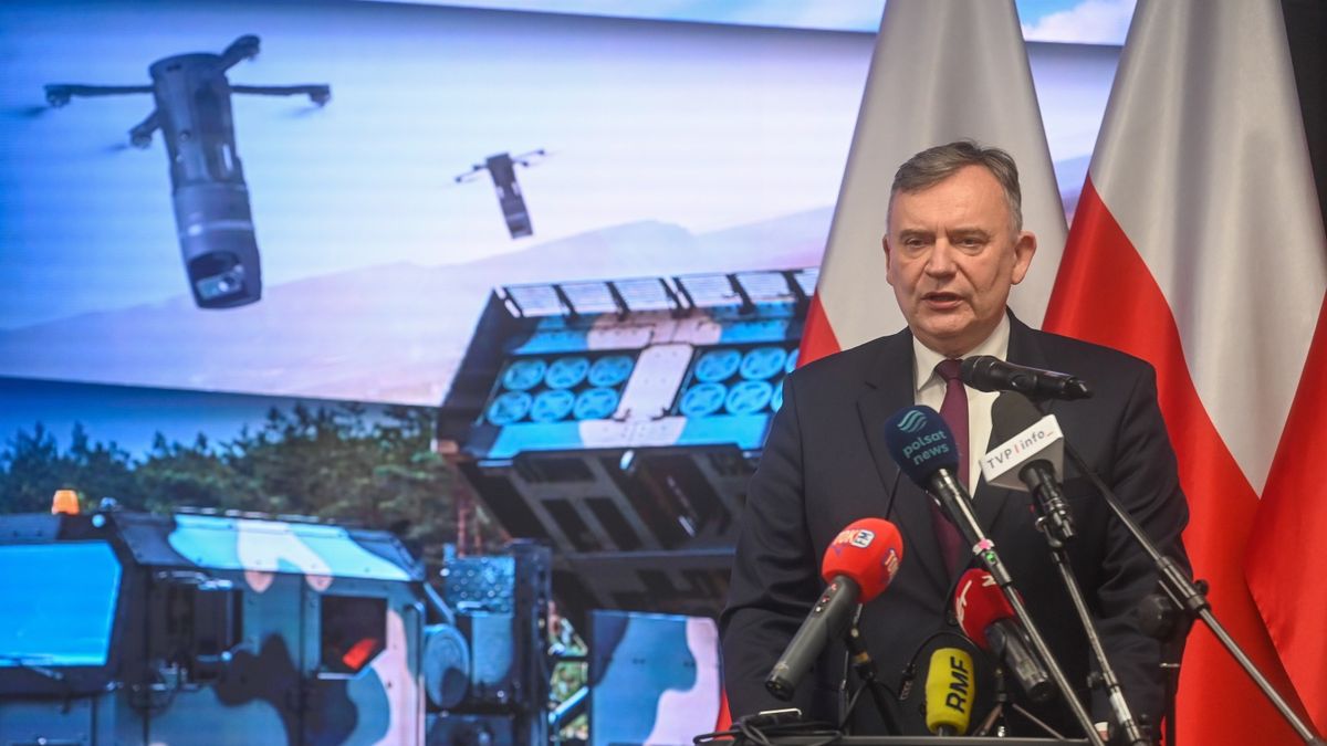 Na zdjęciu wiceszef MON Paweł Bejda podczas podpisania umowy na dostawy dronów dla wyrzutni rakietowych Homar-K